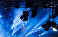 Theaterlicht & Showbeleuchtung  Ein beeindruckendes Lichtdesign mit professioneller Bühnenbeleuchtung, bewegten Spots und atmosphärischem Nebel. Perfekt für Theater, Shows oder Messeinszenierungen – Technik, die Emotion erzeugt.